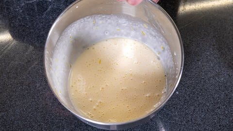 Die Füllung der Zitronentarte befindet sich in einer Rührschüssel. Die Masse ist erfrischend leicht, frisch aufgeschlagen und ganz einfach hergestellt.  (Foto: SWR, Corinna Holzer)