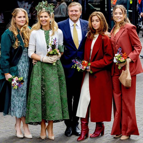 Die niederländische Königsfamilie mit König Willem-Alexander, Königin Máxima und den drei Töchtern Amalia, Alexia und Ariane feiert den Nationalfeiertag in schönen Kleidern.