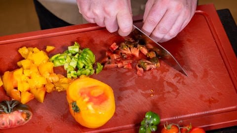 Die frischen Tomaten für die Salsa Sauce werden, wie im Rezept beschrieben, mit einem Messer klein geschnitten. 