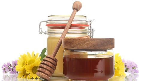 Honiggläser vor dem Wegschmeißen reinigen, damit Bienenkrankheiten sich nicht verbreiten.