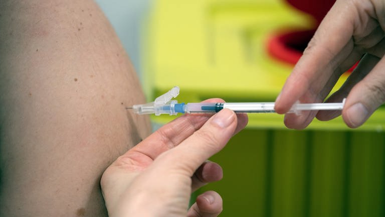 Eine Ärztin spritzt den Corona-Impfstoff von Moderna (Foto: dpa Bildfunk, picture alliance/dpa | Federico Gambarini; Symbolbild)