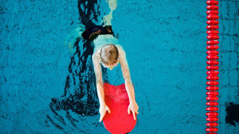 Ein Junge mit Schwimmbrett im Wasser (Foto: dpa Bildfunk, picture alliance/dpa | Rolf Vennenbernd)