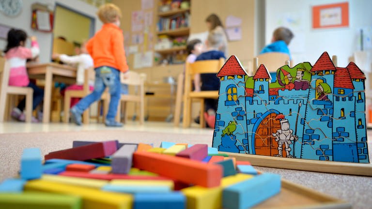 Spielzeug liegt in einer Kindertagesstätte auf dem Boden (Foto: dpa Bildfunk, picture alliance/Monika Skolimowska/dpa)