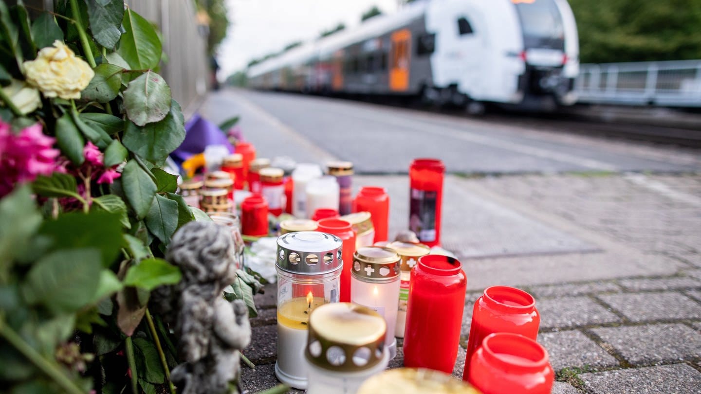 Blumen und Kerzen stehen an Gleis eins am Bahnhof in Voerde. (Foto: dpa Bildfunk, picture alliance/dpa)