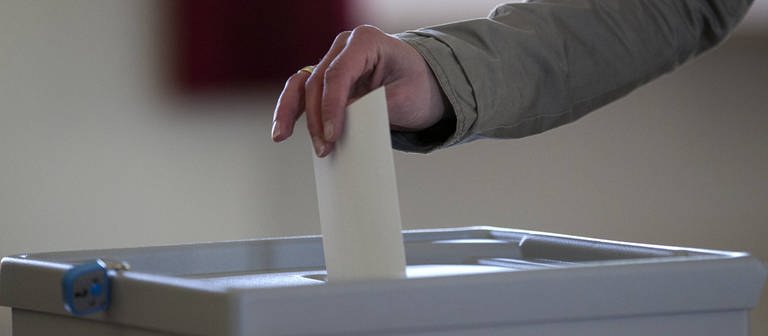 Stimmabgabe in eine Wahlurne (Foto: IMAGO, Eibner)