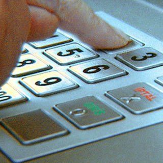 Eine Hand tippt auf der Tastatur eines Bankautomaten (Foto: SWR)