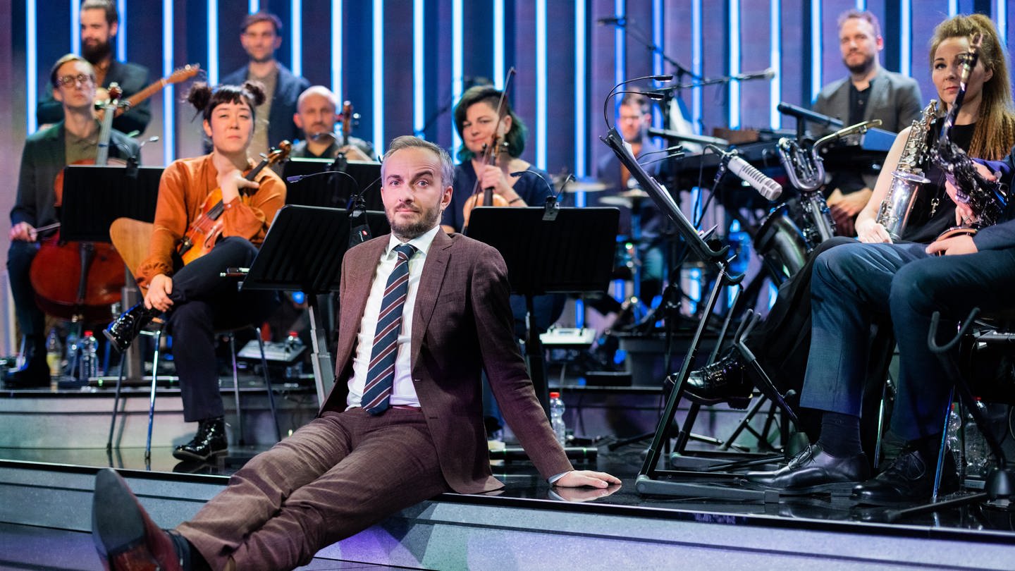 Jan Böhmermann, Moderator, sitzt im Anschluss an seine Late-Night-Show 