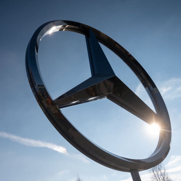 Ein überdimensionaler Mercedes-Stern steht vor dem Kundenzentrum des Mercedes-Benz Werks Sindelfingen. (Foto: dpa Bildfunk, picture alliance/dpa | Marijan Murat)