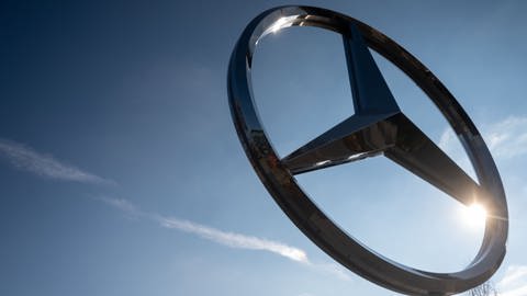 Ein überdimensionaler Mercedes-Stern steht vor dem Kundenzentrum des Mercedes-Benz Werks Sindelfingen. (Foto: dpa Bildfunk, picture alliance/dpa | Marijan Murat)