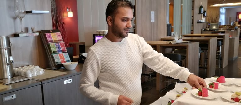 Saleem Rizwan kommt aus Pakistan und hat eine Ausbildung beim Mercure Hotel Stuttgart zum Koch absolviert. Jetzt ist er dort als Jungkoch beschäftigt. (Foto: SWR, Tobias Frey)
