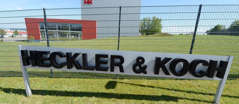 Der Schriftzug des Waffenproduzenten Heckler und Koch steht vor der Firmenzentrale in Oberndorf (Foto: picture-alliance / Reportdienste, Bernd Weissbrod)