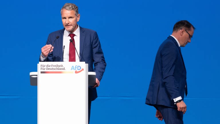 Björn Höcke (links) wird den AfD-Vorsitzenden Tino Chrupalla bald ablösen und die Partei zu einer Bewegung nach eigenen Vorstellungen machen (Foto: picture-alliance / Reportdienste, dpa Bildfunk, Picture Alliance/Picture Alliance)