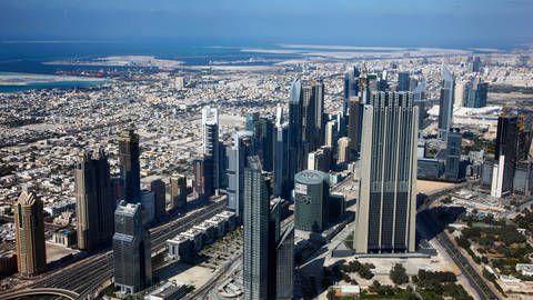 Hochhäuser an der Sheikh Zayed Road, Hauptverkehrsachse und eines der Zentren in Dubai, Vereinigte Arabische Emirate. (Foto: picture-alliance / Reportdienste, picture alliance / imageBROKER | Jochen Tack)