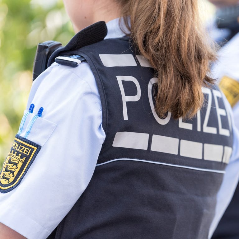 ine Polizistin und ein Polizist stehen im August 2017 in Kirchheim unter Teck (Kreis Esslingen). (Foto: dpa Bildfunk, Picture Alliance)