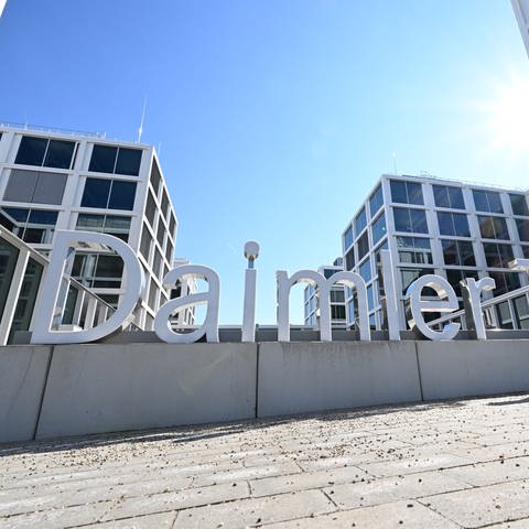 Der Schriftzug Daimler Truck steht vor dem Verwaltungsgebäude des Lastwagen- und Busherstellers. (Foto: dpa Bildfunk, picture alliance/dpa | Bernd Weißbrod)