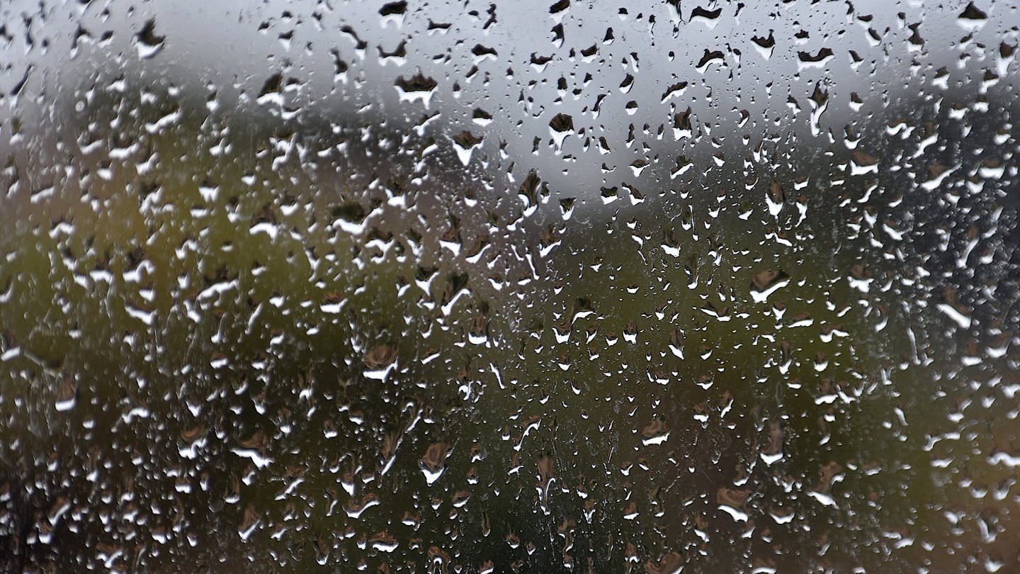 Regentropfen auf einer Fensterscheibe (Foto: IMAGO, ZUMA Wire)