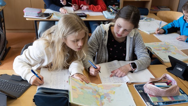 Eltern in Rheinland-Pfalz müssen immer mehr für die Schule ausgeben (Foto: dpa Bildfunk, picture alliance/dpa | Friso Gentsch)