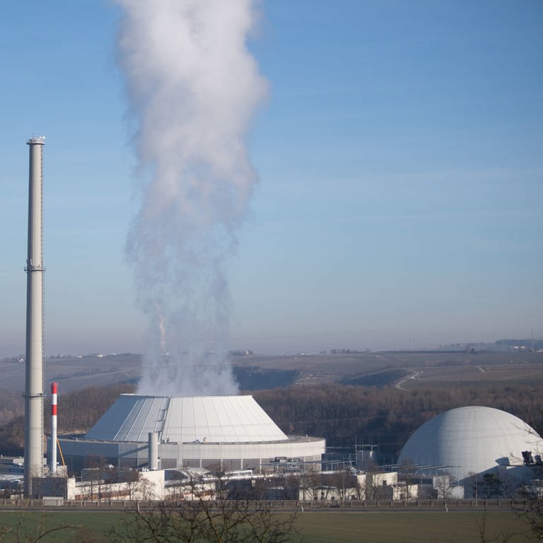 Dampf kommt aus dem Kuhlturm des Atomkraftwerks Neckarwestheim. (Foto: dpa Bildfunk, picture alliance/Marijan Murat/dpa)