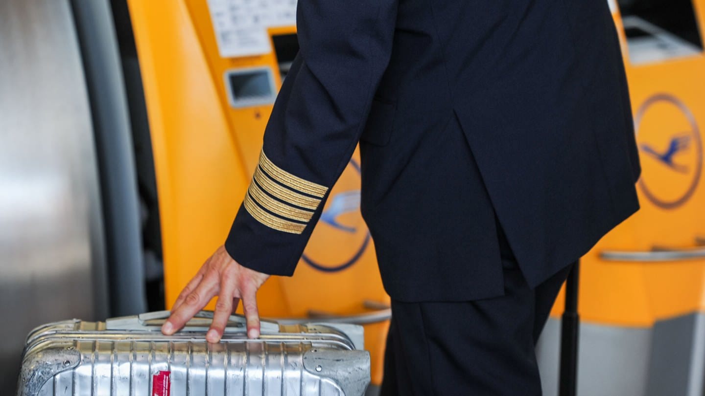 Ein Luftahnsa-Pilot checkt am Flughafen von Frankfurt am Main (Hessen) für einen Flug ein. (Foto: dpa Bildfunk, Picture Alliance)