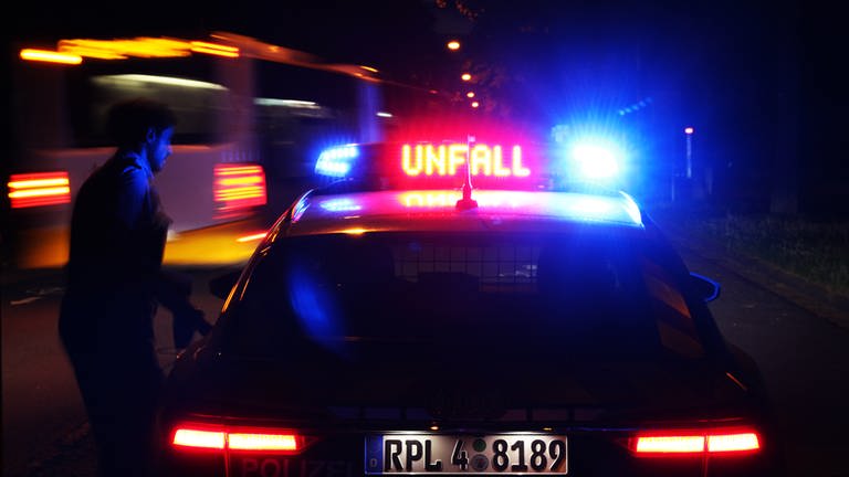 Polizeiwagen mit Unfallwarnung (Foto: Pressestelle, Polizei Mainz )