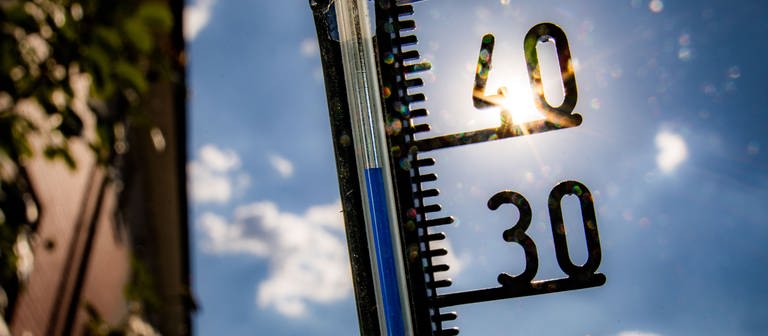 Ein Thermometer zeigt fast 40 Grad Celsius an. (Foto: dpa Bildfunk, picture alliance/dpa | Frank Rumpenhorst)