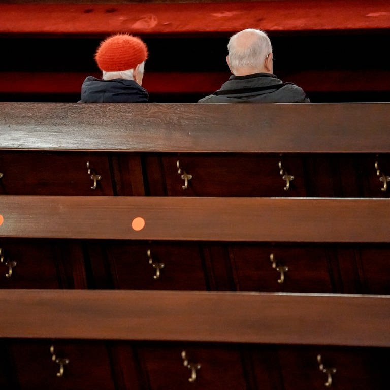 Kirchenbesucher sitzen in den Bänken. (Foto: picture-alliance / Reportdienste, dpa Bildfunk, Axel Heimken)