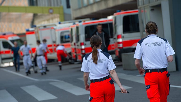 Rettungskräfte im Dienst an der Ambulanz am Klinikum Stuttgart (Foto: IMAGO, Lichtgut)