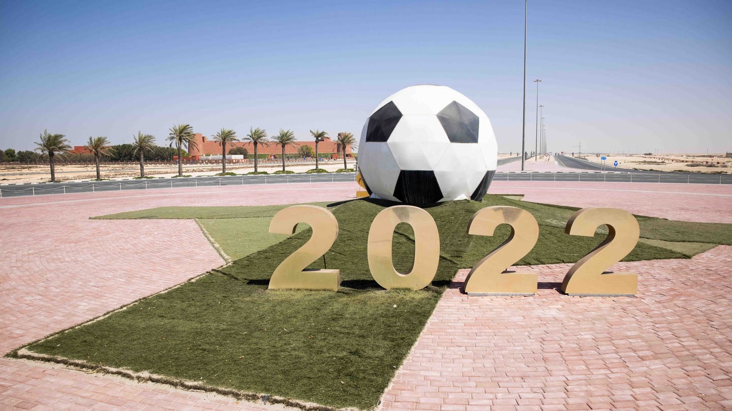 Ein großer Ball mit der Jahreszahl 2022 steht auf einer Verkehrsinsel mit Kreisverkehr vor dem Trainigsgelände Al-Shamal sports Club in der Hafenstadt Al Ruwais. (Foto: picture-alliance / Reportdienste, dpa Bildfunk, Picture Alliance/Picture Alliance)
