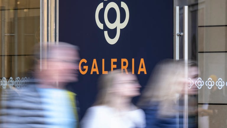 Kunden verlassen die Filiale von Galeria an der Hauptwache in Frankfurt. Warenhauskonzern Galeria Karstadt Kaufhof will bundesweit zahlreiche Filialen schließen. (Foto: picture-alliance / Reportdienste, dpa Bildfunk, Picture Alliance/Picture Alliance)