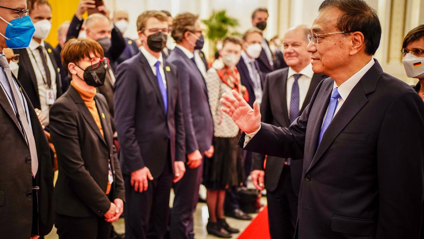 Bundeskanzler Olaf Scholz (2.vr, SPD) wird vor der Großen Halle des Volkes von Li Keqiang (r), Ministerpräsident der Volksrepublik China, begrüßt.