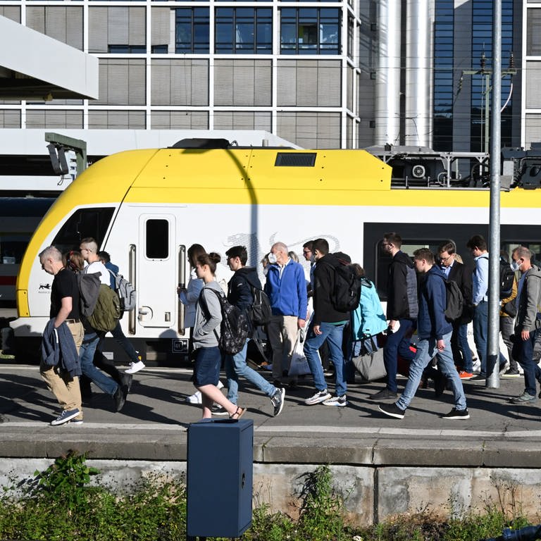Reisende gehen auf dem Hauptbahnhof Stuttgart auf einem Bahnsteig entlang. (Foto: dpa Bildfunk, picture alliance/dpa | Bernd Weißbrod)