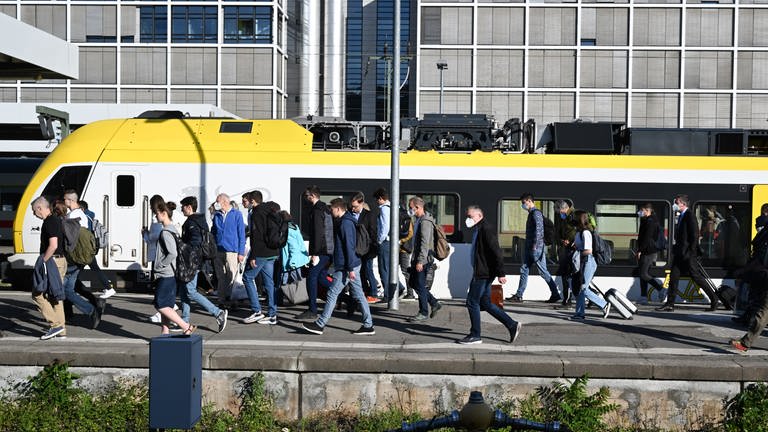 Reisende gehen auf dem Hauptbahnhof Stuttgart auf einem Bahnsteig entlang. (Foto: dpa Bildfunk, picture alliance/dpa | Bernd Weißbrod)