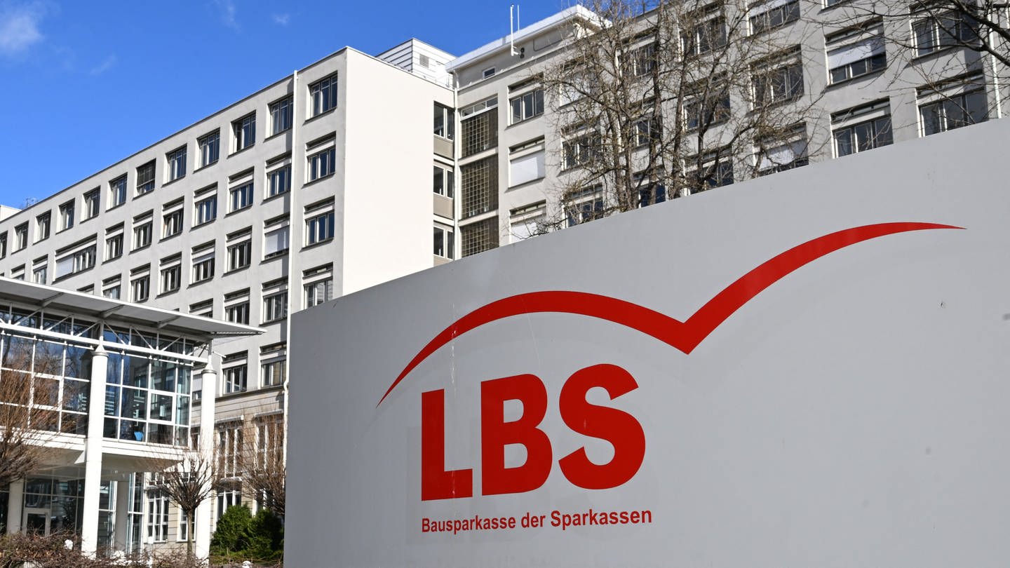 Das Logo der Bausparkasse der Sparkassen steht vor der Hauptverwaltung in Stuttgart.