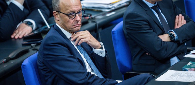 Friedrich Merz, CDU Bundesvorsitzender, verfolgt die Debatte im Plenarsaal im Deutschen Bundestag. (Foto: dpa Bildfunk, Michael Kappeler)
