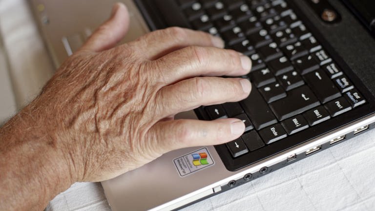 Ein älterer Mann tippt auf seinem Laptop.  (Foto: picture-alliance / Reportdienste, dpa Bildfunk, Andreas Gebert)