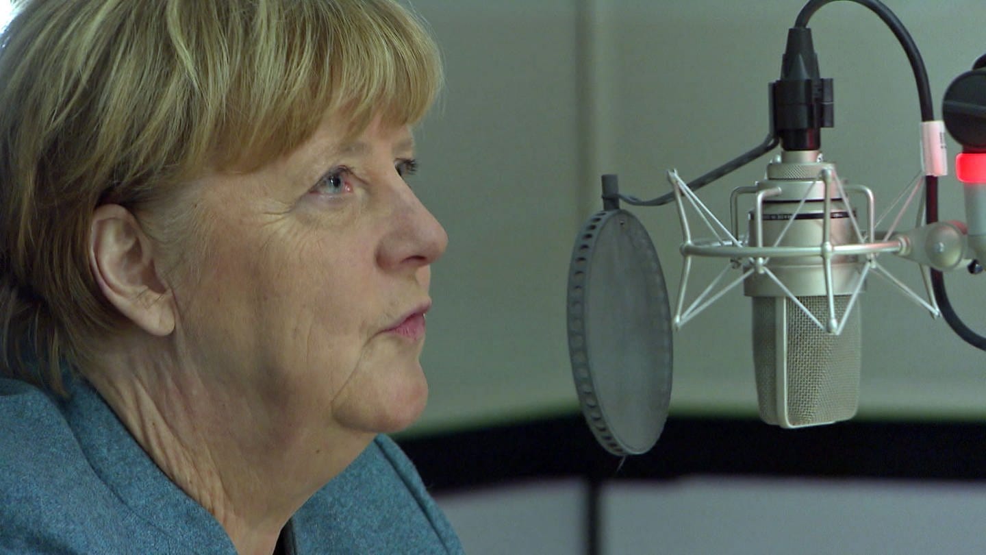 Ex-Bundeskanzlerin Angela Merkel am Mikrofon (Foto: SWR)