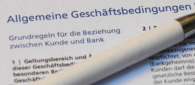 Ein Kugelschreiber liegt auf der ersten Seite der Allgemeine Geschäftsbedingungen (AGB) der Postbank.  (Foto: dpa Bildfunk, Uli Deck)