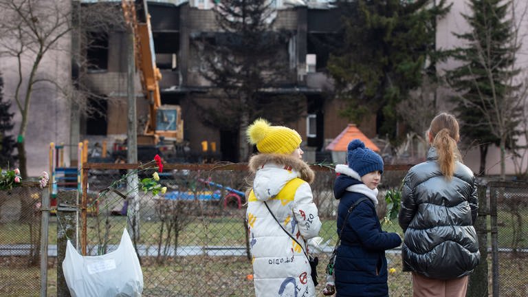 Ukraine: Kinder betrachten einen ausgebrannten Kindergarten am Ort eines Hubschrauberabsturzes in der Stadt Browary bei Kiew. (Foto: IMAGO,  ZUMA Wire)