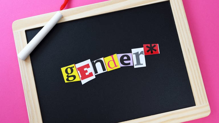 Schriftzug Gender* auf Schreibtafel (Foto: IMAGO, Christian Ohde)