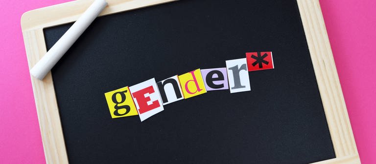 Schriftzug Gender* auf Schreibtafel (Foto: IMAGO, Christian Ohde)