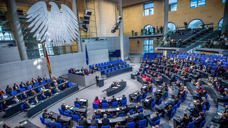 Bundeskanzler Olaf Scholz (M, SPD) gibt bei der Sitzung des Bundestags eine Regierungserklärung zum EU-Rat und zum EU-Asean-Gipfel ab. (Foto: picture-alliance / Reportdienste, dpa Bildfunk, Michael Kappeler)