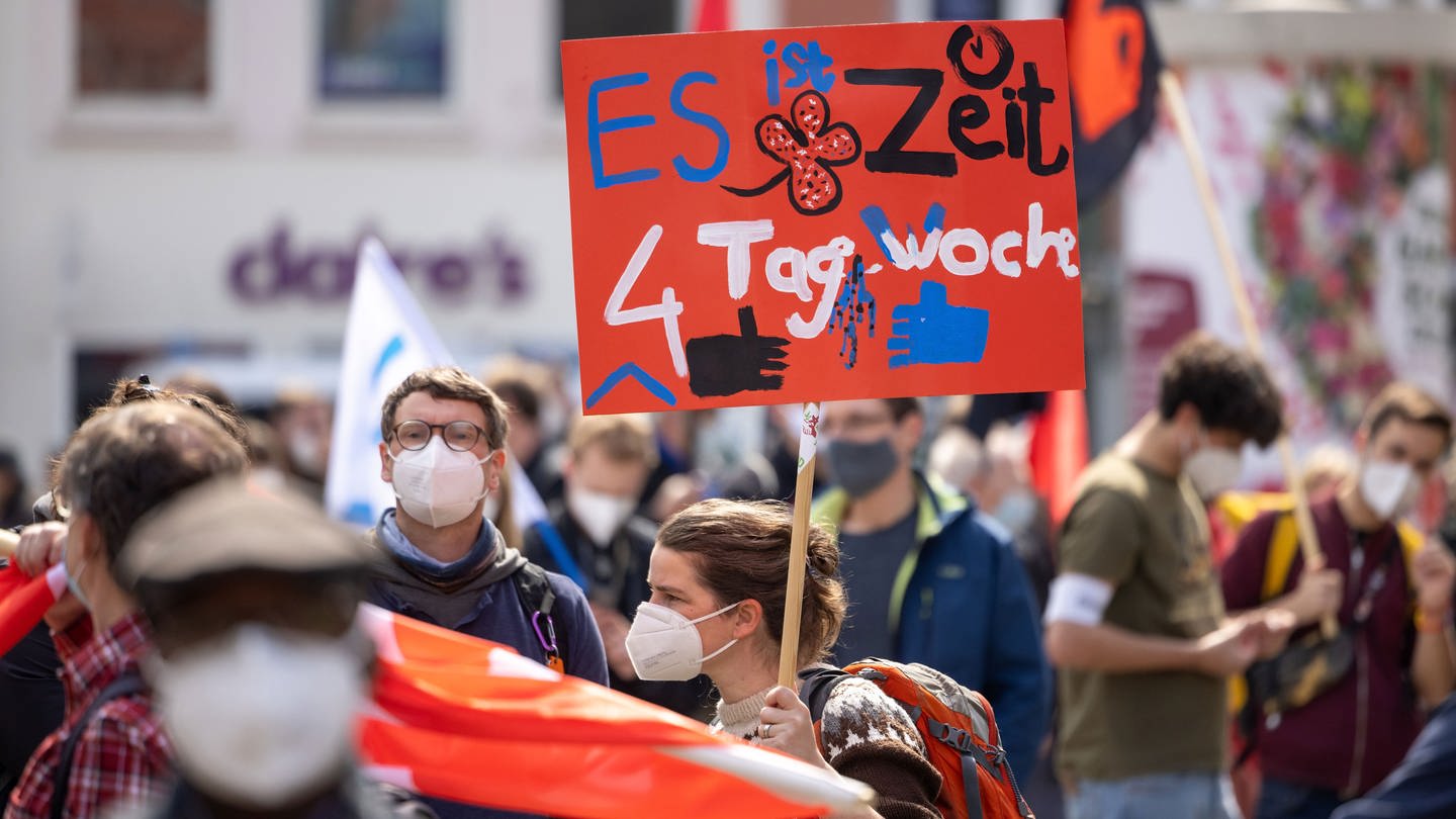 Eine Demonstrantin fordert bei einer DGB-Kundgebung zum 1. Mai auf dem Anger die Vier-Tage-Woche. (Foto: dpa Bildfunk, picture alliance/dpa/dpa-Zentralbild | Michael Reichel)