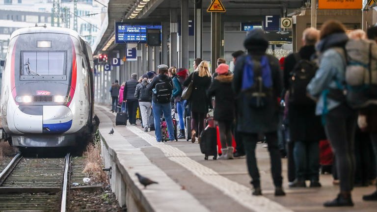 Zum Beginn des Reiseverkehrs zu den Weihnachtsfeiertagen, warten Fahrgäste am Stuttgarter Hauptbahnhof auf die Einfahrt eines TGV-Zuges mit Fahrtziel Paris. (Foto: dpa Bildfunk, picture alliance/dpa | Christoph Schmidt)