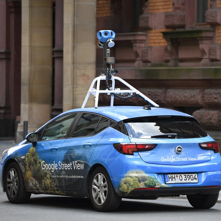 Mit einer auffälligen Kamera auf dem Dach fährt ein Auto von Google Street-View durch das Gerichtsviertel in Frankfurt. (Foto: picture-alliance / Reportdienste, dpa Bildfunk, Arne Dedert)