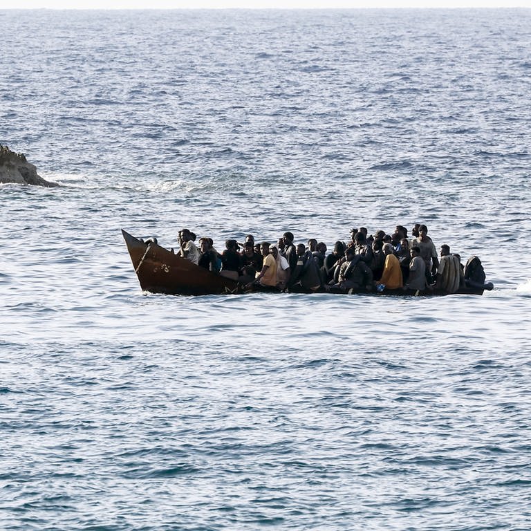Migranten kommen am Hafen der Insel Lampedusa an. (Foto: picture-alliance / Reportdienste, dpa Bildfunk, Cecilia Fabiano)