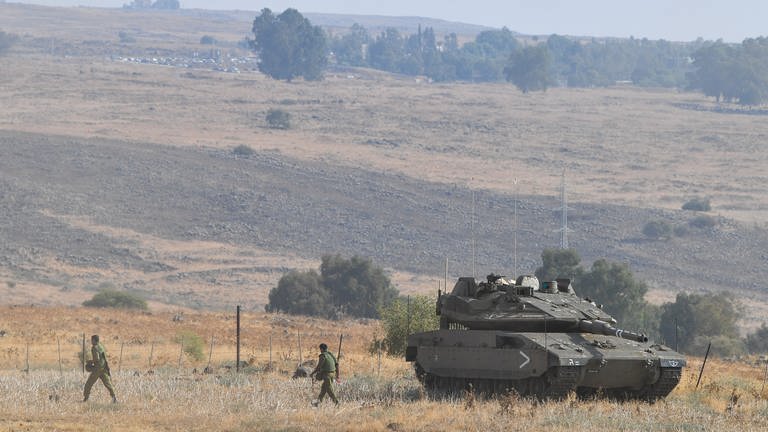 Een Israëlische pantserwagen kijkt naar de grenzen van Libanon.  (Foto: dpa Bildfunk, foto alliantie/dpa/JINI/XinHua | Gil Eliyahu)