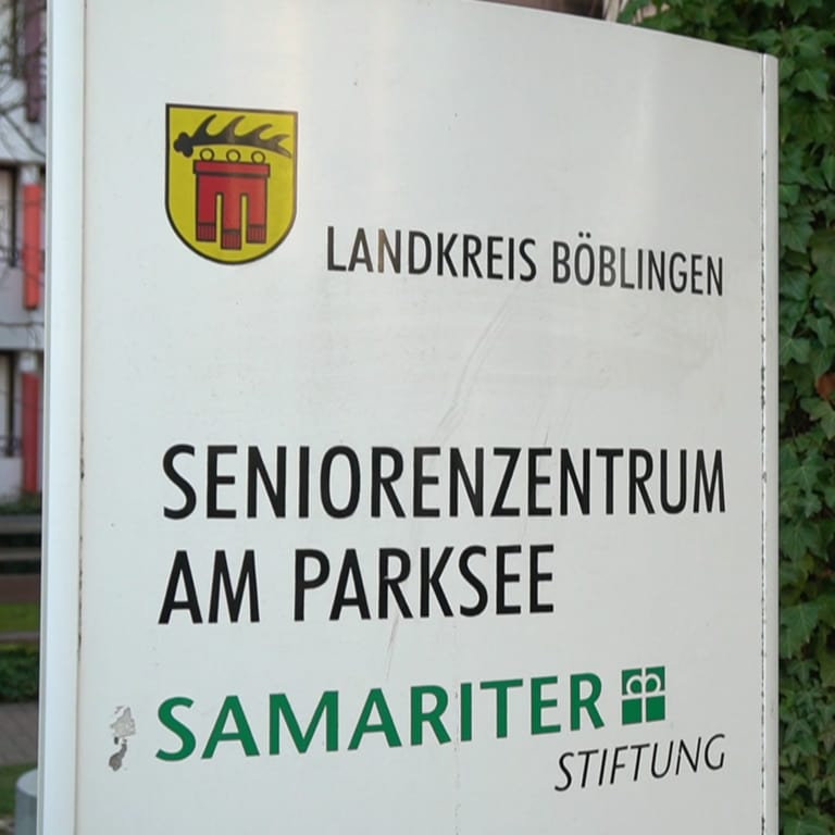 Ein Schild weist den Weg zum Seniorenzentrum am Parksee in Böblingen. (Foto: SWR)