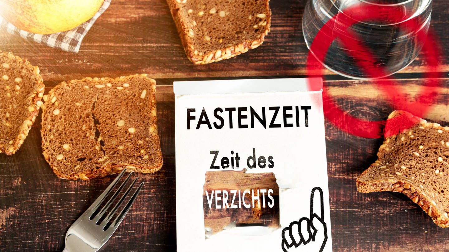 Fastenzeit, Zeit des Verzichts Schriftzug auf einem kaputten Kalenderblatt mit Verbot Symbol über Essen. (Foto: IMAGO,  Bihlmayerfotografie)