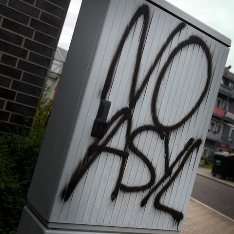Graffiti «No Asyl» auf einem Verteilerkasten (Foto: dpa Bildfunk, picture alliance / dpa | Arno Burgi)