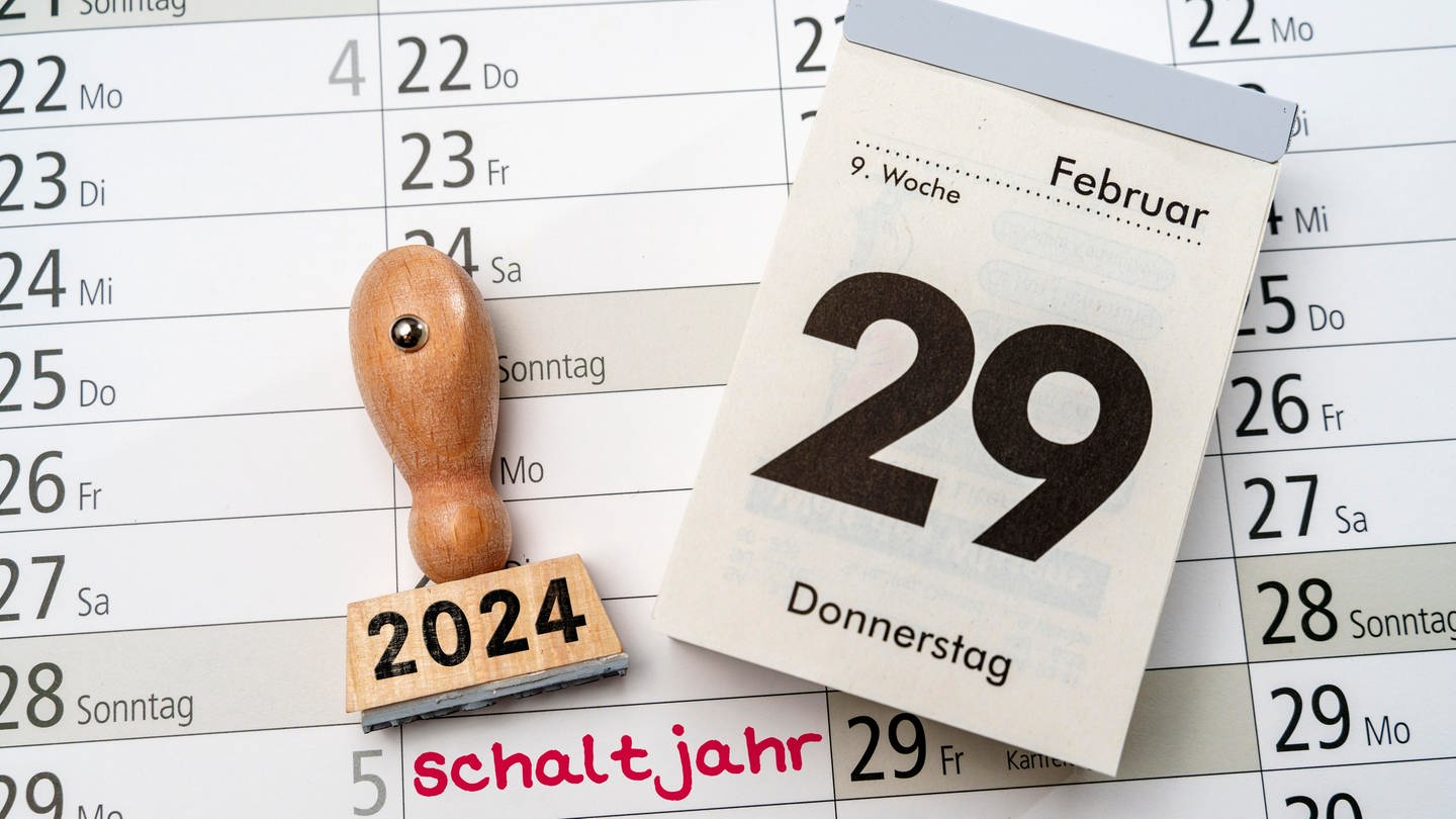Kalender mit dem Datum 29. Februar neben Stempel mit Aufschrift 2024 und Kalender mit Aufschrift Schaltjahr (Foto: dpa Bildfunk, Picture Alliance)